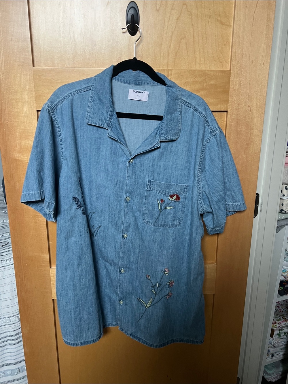 Old Navy Men's Light Blue Denim Short-Sleeve Shirt with Embroidered Flowers